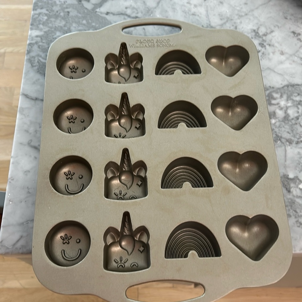 Williams Sonoma Flour Shop Rainbow and Unicorn Cupcake Candy Baking Pan!